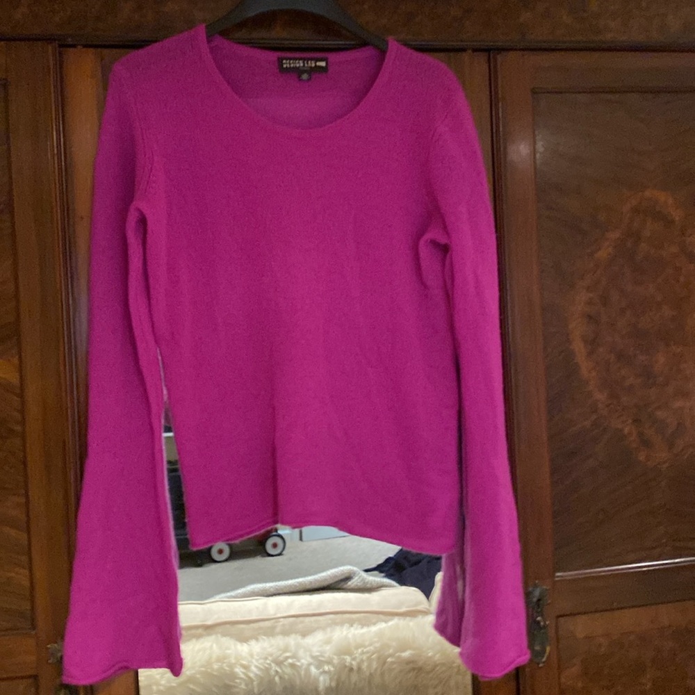 Bell sleeved cashmere sweater. Magenta. Size large. Design Lab by Lord and Talor